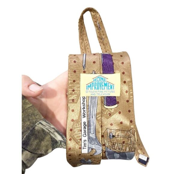 HOME IMPROVEMENT Men's Neck Tie Tim Allen Tool Time Garage Workshop VTG 90s USA - Picture 4 of 7